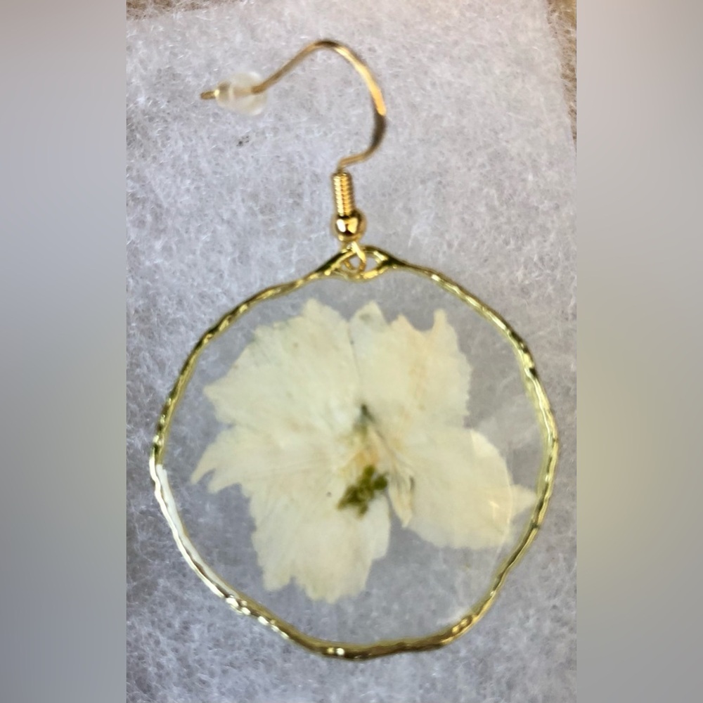 Resin Pressed Flower Floral Gold Wire Drop Earrings - So Beautiful - New In Box - Picture 2 of 3